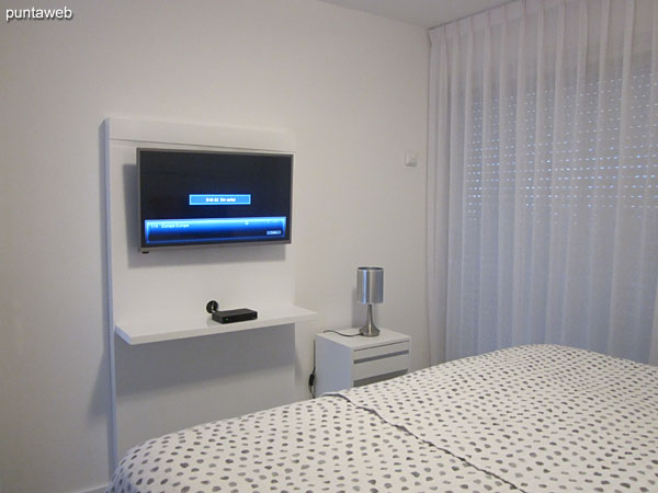 Second bedroom Located on the east side. Equipped with double bed and cable TV.