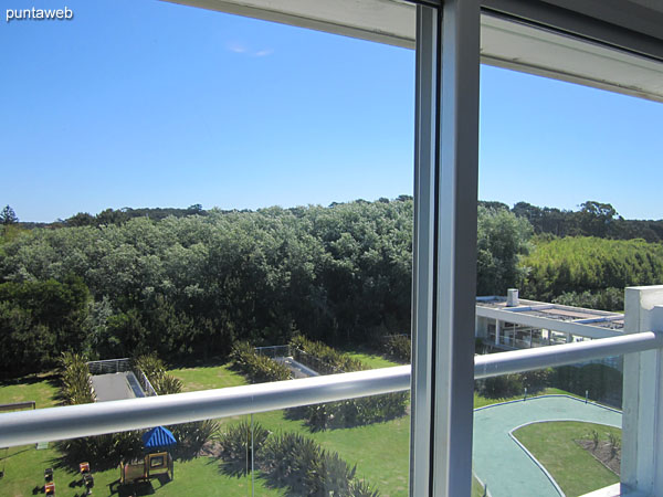 Vista desde la ventana del segundo dormitorio sobre el lateral este del conjunto.