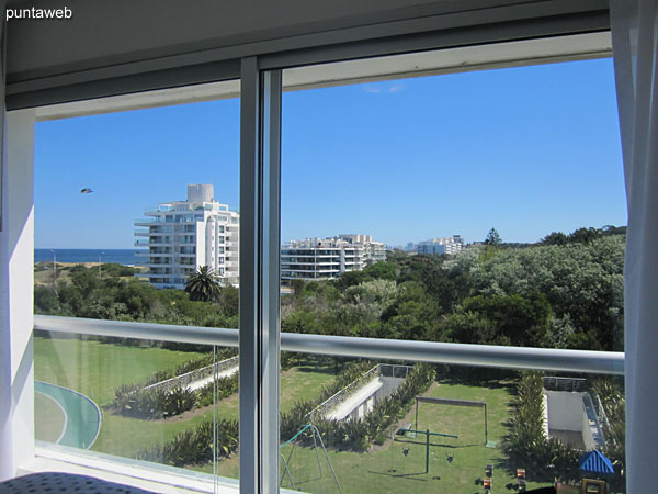 Vista desde la ventana del segundo dormitorio sobre el lateral este del conjunto.