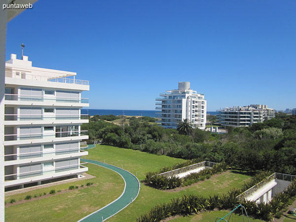 Vista desde la ventana del segundo dormitorio sobre el lateral este del conjunto. Al fondo la lnea de mar.