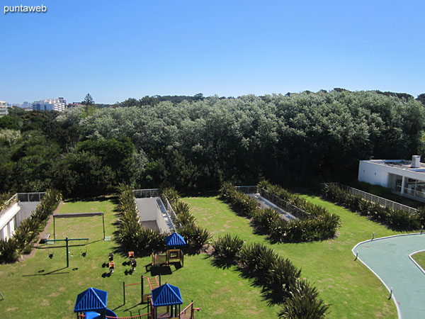 Vista desde la ventana del segundo dormitorio sobre el lateral este del conjunto.