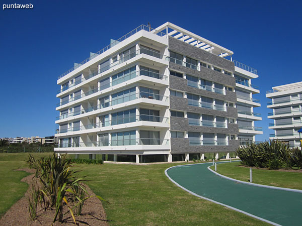 Facade of block III seen from the access road to the barbecue.<br><br>The apartment is located on the fourth floor towards this side and quiet part of the building.