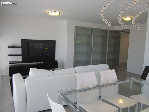 Large living room with kitchenette type.<br><br>Very bright. It offers access to balcony terrace to the west side.