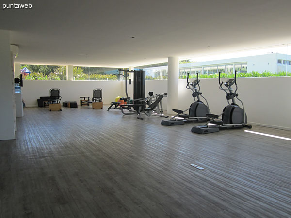 En este bloque III se encuentra el gimnasio, muy amplio y luminoso.<br><br>Cuenta con bicicletas fijas, cintas, equipamiento de pesas y camas para Pilates.