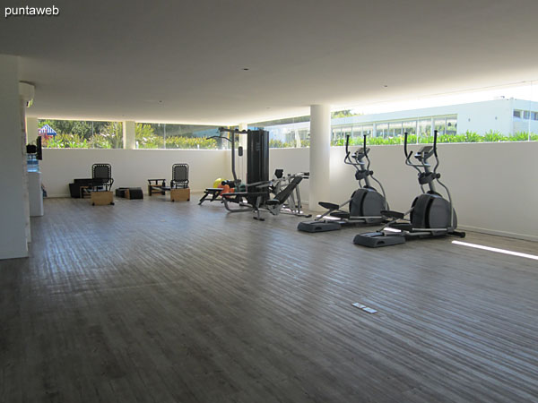 In this block III is the gym, very spacious and bright.<br><br>It has fixed bicycles, ribbons, weight equipment and beds for Pilates.