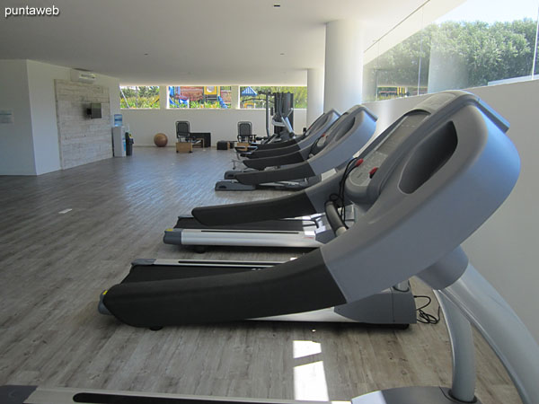 En este bloque III se encuentra el gimnasio, muy amplio y luminoso.<br><br>Cuenta con bicicletas fijas, cintas, equipamiento de pesas y camas para Pilates.