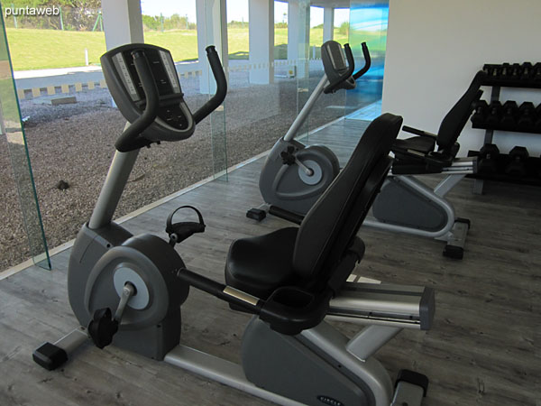 En este bloque III se encuentra el gimnasio, muy amplio y luminoso.<br><br>Cuenta con bicicletas fijas, cintas, equipamiento de pesas y camas para Pilates.