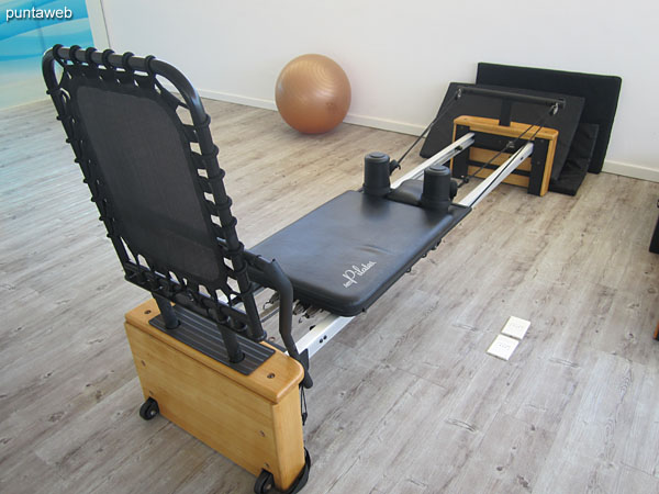 En este bloque III se encuentra el gimnasio, muy amplio y luminoso.<br><br>Cuenta con bicicletas fijas, cintas, equipamiento de pesas y camas para Pilates.