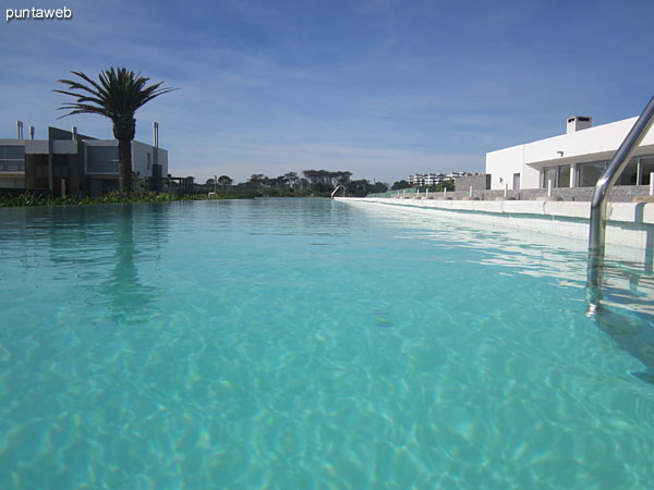 Outdoor pool. A la derecha, la barbacoa.