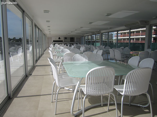 Espacio de comensales en la barbacoa. Acondicionado con ocho mesas con ocho sillas cada una.