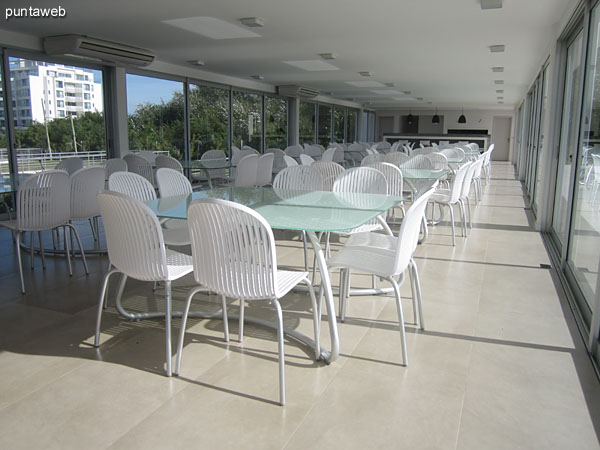 Space on the barbecue diners. Conditioning with eight tables with eight chairs each.
