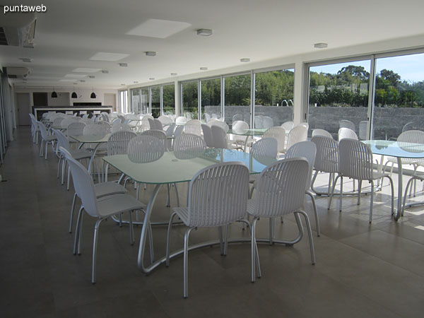 Space on the barbecue diners. Conditioning with eight tables with eight chairs each.