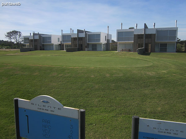 Campo de golf de cuatro hoyos. Al fondo, las residencias.