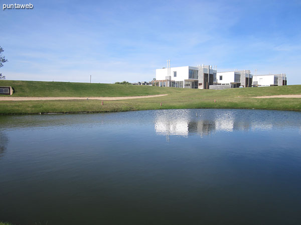 Campo de golf de cuatro hoyos. Al fondo, las residencias.