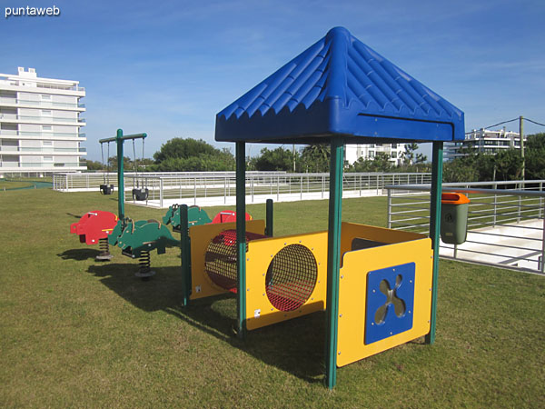 Espacio para chicos en el jardn del complejo. Acondicionado con varios juegos.