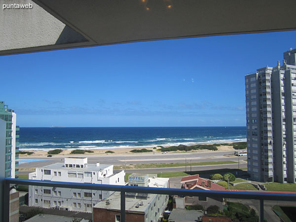 Vista hacia la costa atlntica sobre la playa Brava desde la ventana del living comedor.