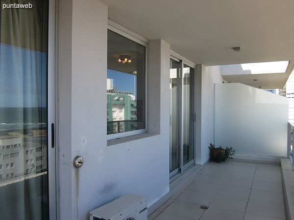 Balcn terraza techado. Accesible desde living comedor y suite.<br><br>Cuenta con sillas plegables.