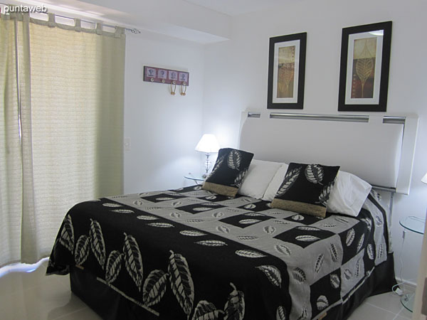 Suite room. Located towards the front of the floor with access to the main terrace balcony of the apartment.<br><br>Equipped with double bed, cable TV and air conditioning.<br><br>Bathroom with exterior window, shower and bathroom curtain.