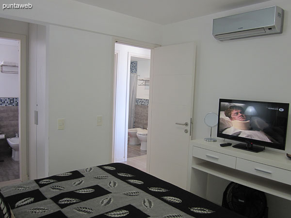 Aire acondicionado y TV cable en la suite.