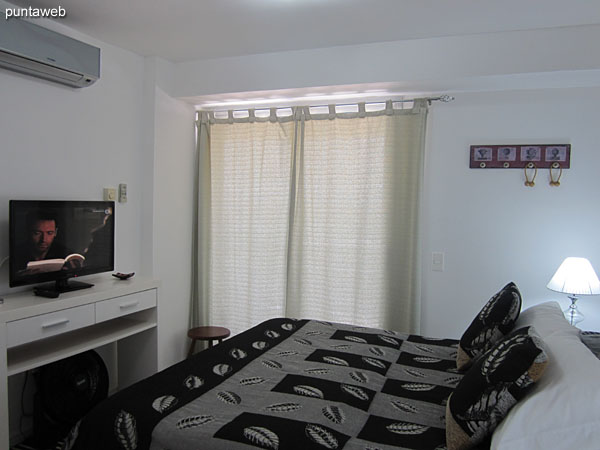 Air conditioning and cable TV in the suite.