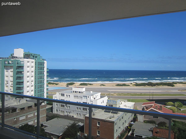 Vista al mar y playa Brava desde la ventana de la suite.