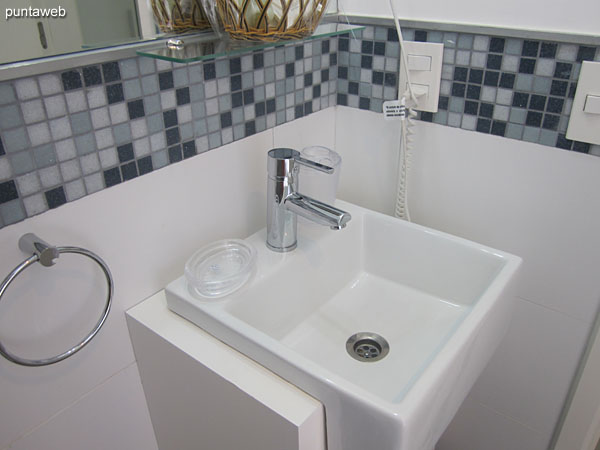 Detail of taps and sanitary appliances in the suite.