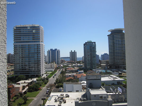 Vista hacia la playa Mansa desde el bao de la suite.