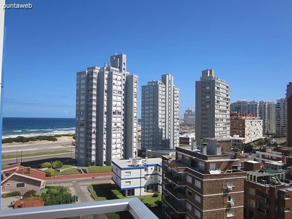 Vista hacia la playa Brava desde el balcn terraza del segundo dormitorio.