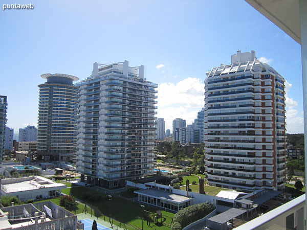 Vista hacia el entorno de edificios desde el balcn terraza del segundo dormitorio.