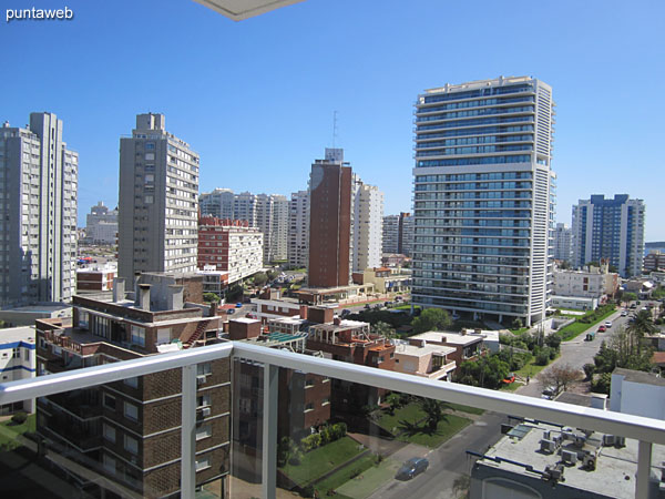 Vista hacia el entorno de edificios desde el balcn terraza del segundo dormitorio.