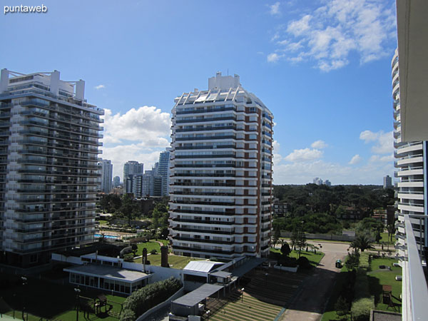 Vista hacia el entorno de edificios desde el balcn terraza del segundo dormitorio.