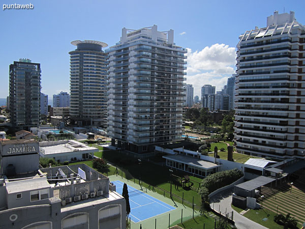 Vista hacia el entorno de edificios desde el balcn terraza del segundo dormitorio.