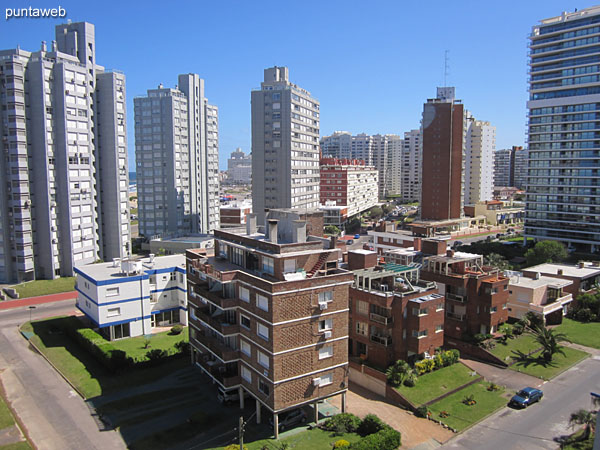 Vista hacia el entorno de edificios desde el balcn terraza del segundo dormitorio.