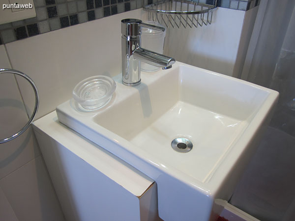 Detail of taps and sanitary fixtures in the second bathroom.