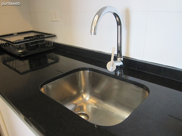 Countertop with simple stainless steel bacha.