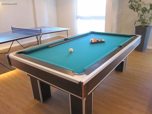 Mesa de pool en la sala de juegos.