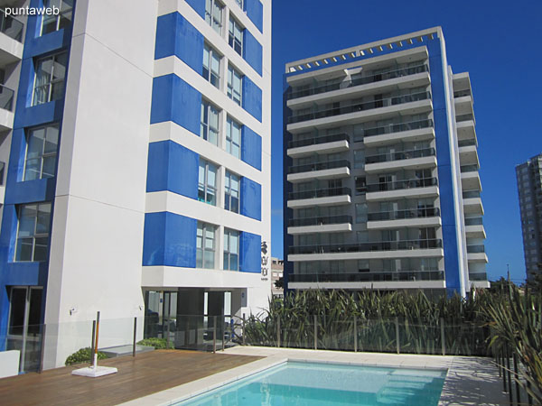 Arenas del Mar has two open–air pools next to the buildings of indistinct use.