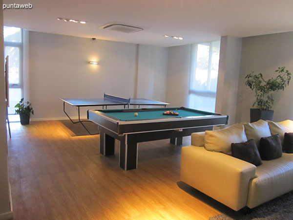 Game room for children and teenagers located on the ground floor.<br><br>Equipped with pool table and ping pong table. TV with cable.
