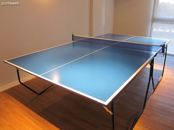 Mesa de ping pong en la sala de juegos.