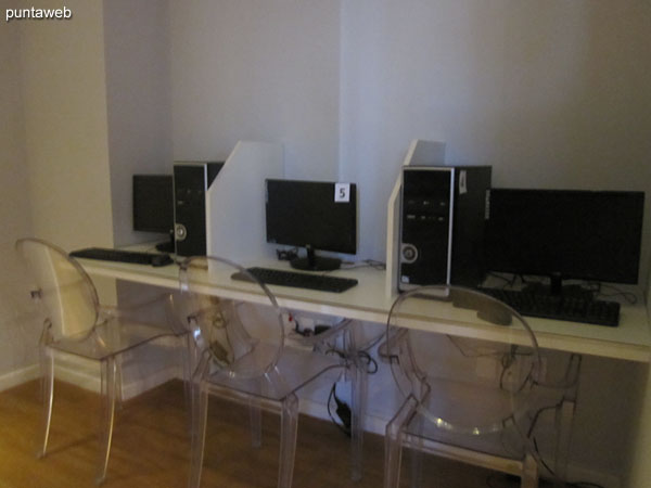 Espacio con computadores y acceso a internet en la sala de juegos.