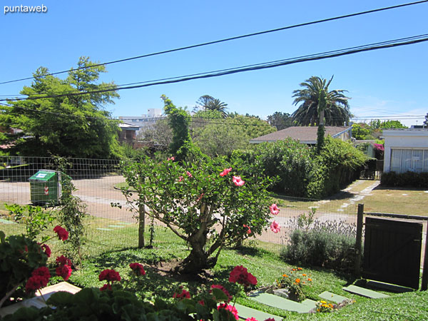 Vista hacia el entorno del jardn cercado al frente del apartamento desde las ventana del dormitorio.