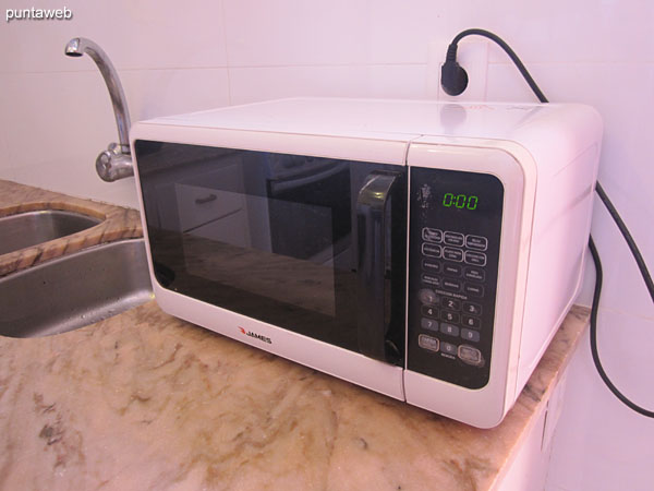 Microwave oven.