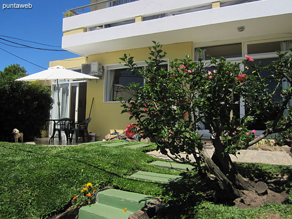 Espacio de jardn del apartamento, cercado con portn desde la calle.