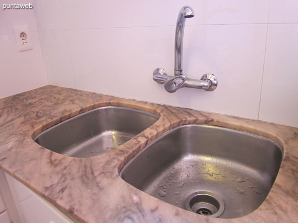 Countertop with double sink in stainless steel.