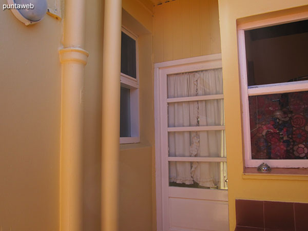 Access to the second bedroom from the patio of the barbecue.