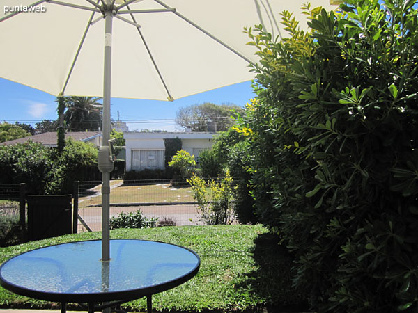 Vista hacia el jardn del apartamento y a lo largo de la calle lateral desde la puerta–ventana del segundo dormitorio.