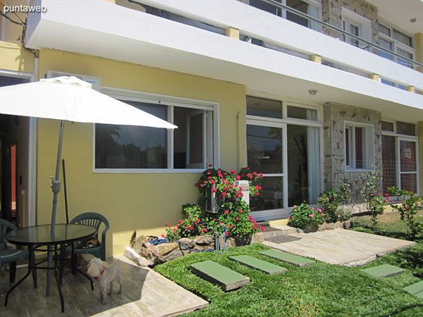 General view of the apartment from the garden in front of it.