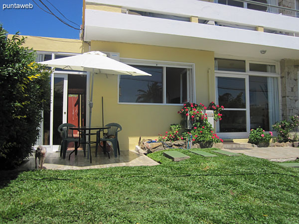 General view of the apartment from the garden in front of it.