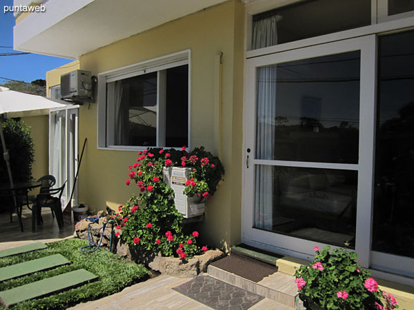 Access to the apartment from the side street of the building through the living room.