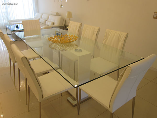 Detail of the dining table, in glass with capacity for eight people.